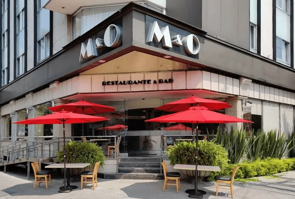 restaurante Maíz & Olivo con diseño moderno y mesas elegantes en Roma Norte