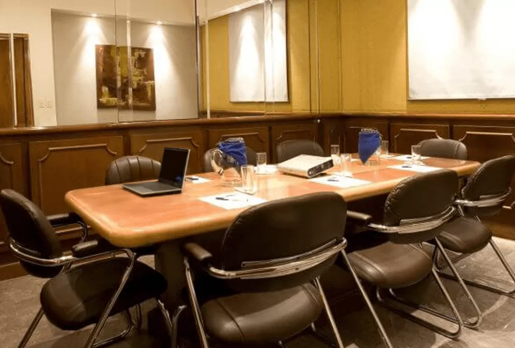 Sala de reuniones moderna y equipada en Stanza Hotel, ubicada en la Colonia Roma, Ciudad de México.