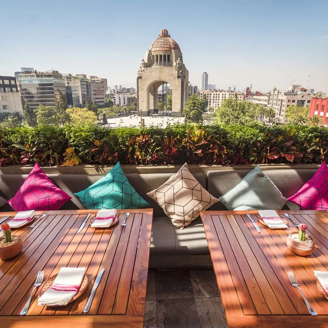 Terraza de Cha Cha Chá con vista al Monumento a la Revolución en Ciudad de México