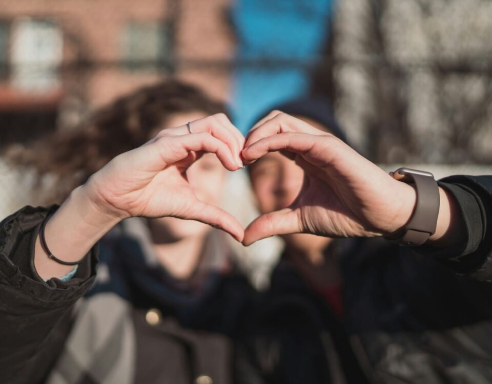 Pareja formando un corazón con las manos, símbolo de una escapada romántica y hospedaje en pareja en la Ciudad de México