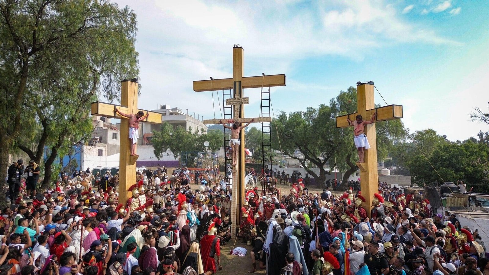 Representación de la crucifixión durante la Pasión de Cristo en Iztapalapa en el Cerro de la Estrella durante la Semana Santa en la Ciudad de México