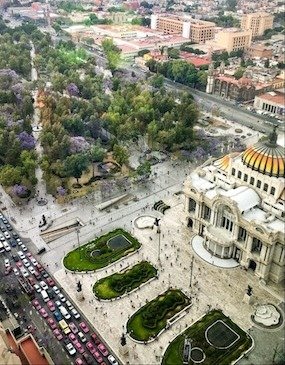 Alameda Central en el Centro Histórico de la Ciudad de México con fuentes, árboles y el Palacio de Bellas Artes cerca