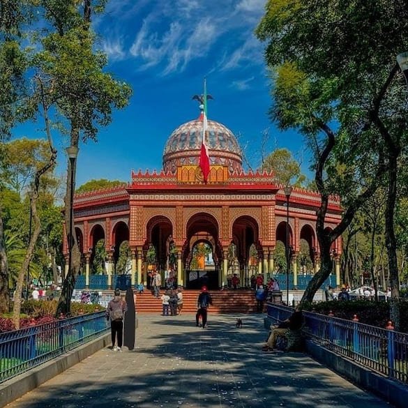 Alameda de Santa María la Ribera en la Ciudad de México con el kiosco morisco y áreas verdes