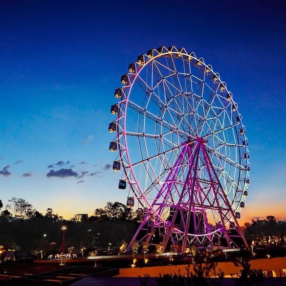 Aztlán Parque Urbano en Chapultepec, Ciudad de México, con juegos mecánicos y rueda panorámica