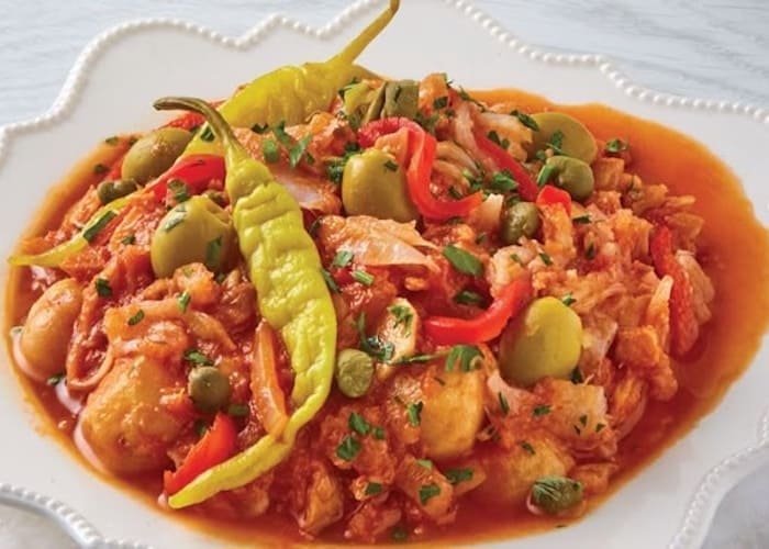 Bacalao a la vizcaína, platillo tradicional mexicano preparado con tomate, aceitunas, alcaparras y chiles.