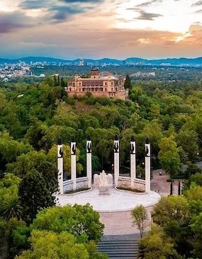 Bosque de Chapultepec en la Ciudad de México con lago, áreas verdes y skyline urbano al fondo