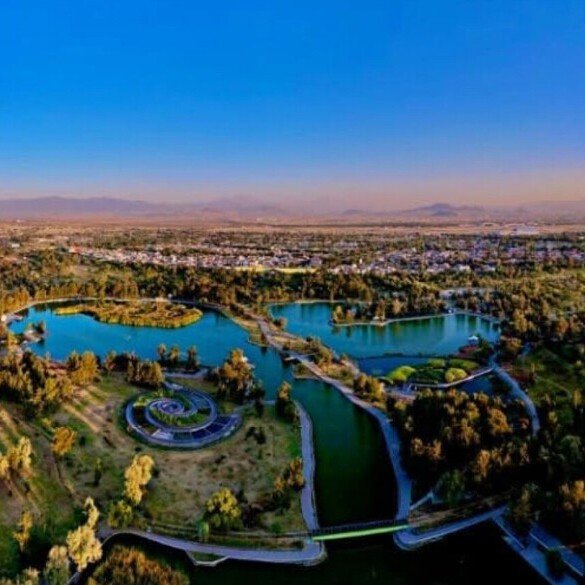 Bosque de San Juan de Aragón en la Ciudad de México con lago, senderos y amplias áreas verdes