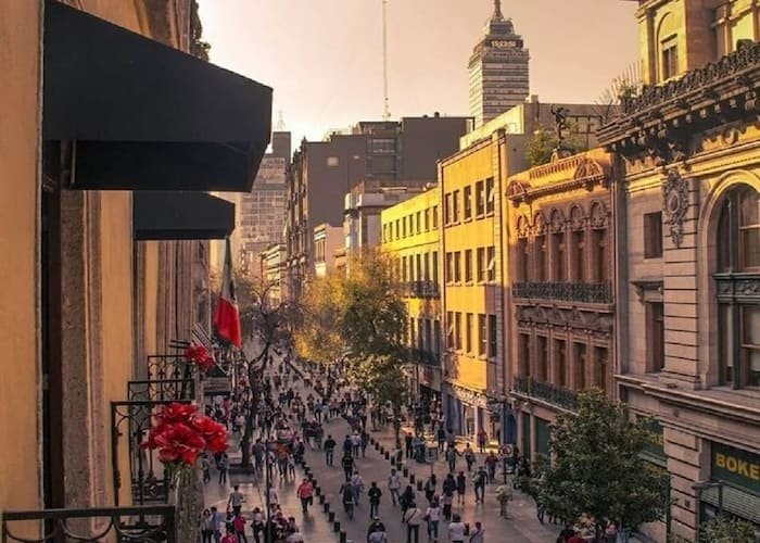 Calle Madero peatonal en el Centro Histórico de Ciudad de México cerca del Zócalo