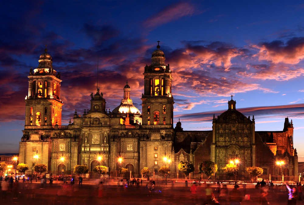 Catedral Metropolitana iluminada en el Zócalo de la Ciudad de México al atardecer