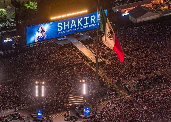 Concierto masivo de Shakira en el Zócalo de Ciudad de México con miles de personas en la plaza