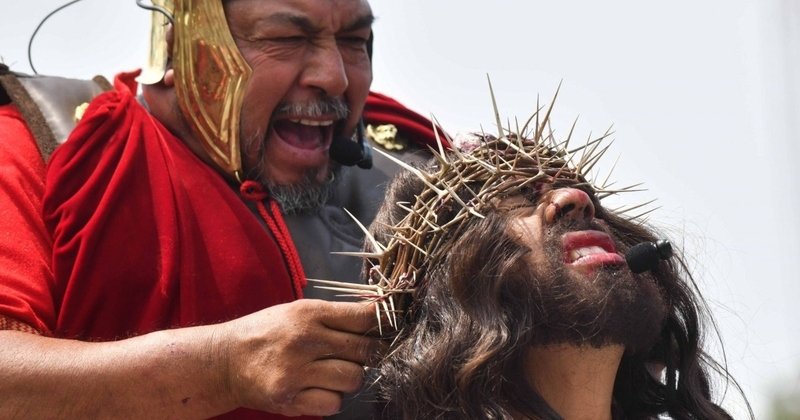 Representación de la coronación de espinas durante la Pasión de Cristo en Iztapalapa en la Semana Santa de la Ciudad de México