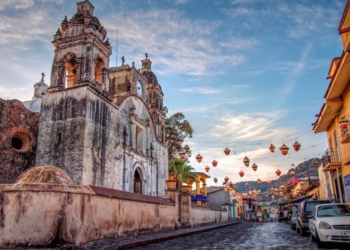 Vista de Tepoztlán, Pueblo Mágico cerca de Ciudad de México, famoso por el Tepozteco y su mercado tradicional.