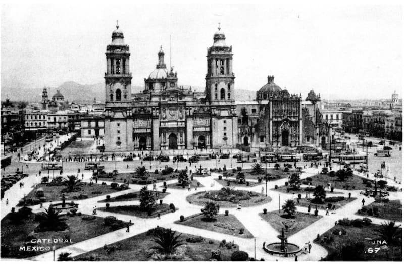 Fotografía histórica del Zócalo de Ciudad de México en el Centro Histórico mostrando la Plaza de la Constitución en una imagen antigua en blanco y negro