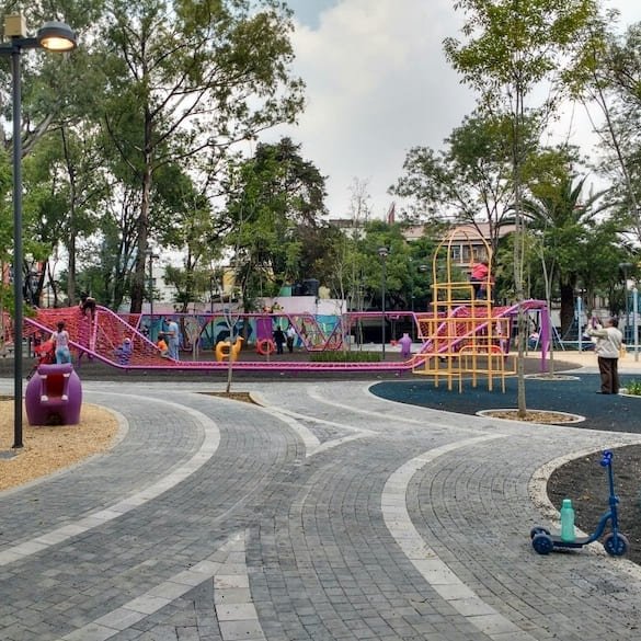 Jardín Pushkin en la colonia Roma Norte de la Ciudad de México con áreas verdes y senderos