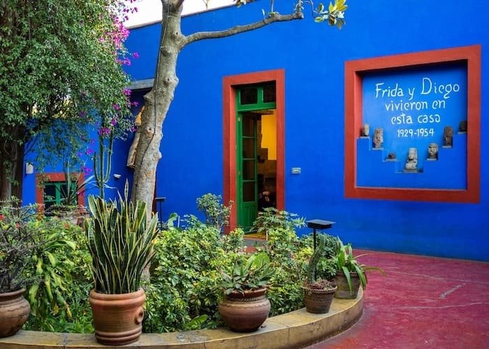 Patio del Museo Frida Kahlo, la Casa Azul en Coyoacán, uno de los museos más visitados de Ciudad de México.
