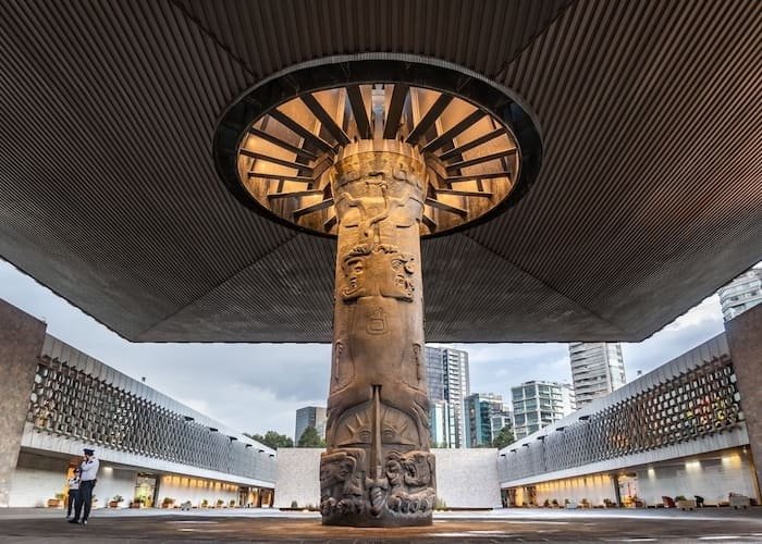 Patio central del Museo Nacional de Antropología en Chapultepec con la icónica fuente del Paraguas.