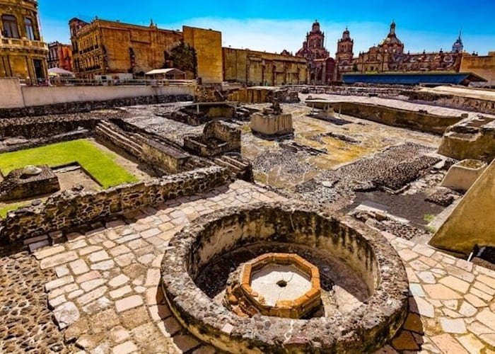 Zona arqueológica del Templo Mayor en el Centro Histórico de Ciudad de México junto a la Catedral Metropolitana.