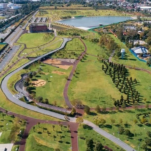 Parque Bicentenario en la Ciudad de México con lagos, jardines y amplias áreas verdes