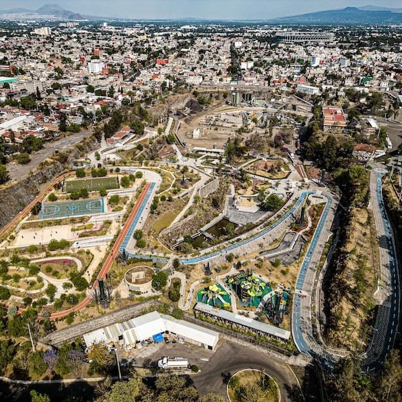 Parque Cantera en Coyoacán, Ciudad de México, con senderos, áreas verdes y paisaje urbano