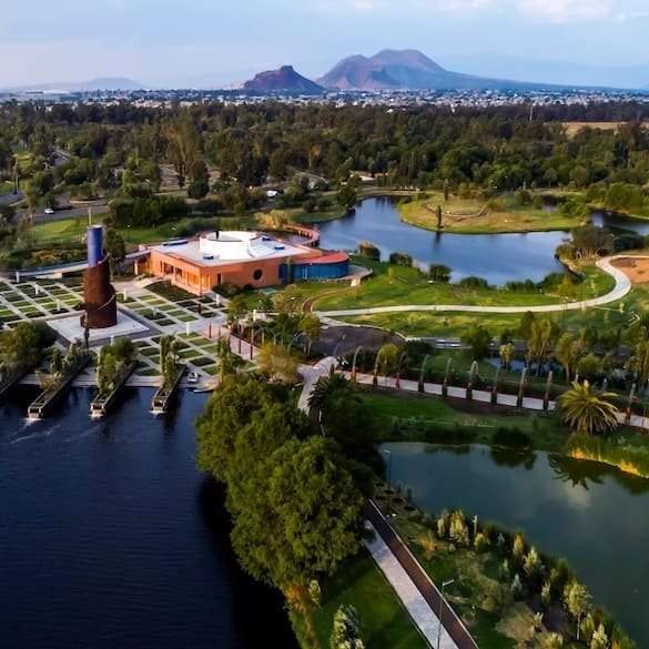 Parque Ecológico de Xochimilco en la Ciudad de México con lagunas, áreas naturales y senderos
