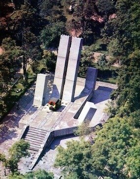 Parque España en la colonia Condesa de la Ciudad de México con senderos arbolados y áreas verdes