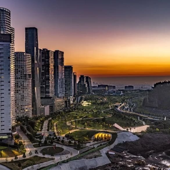 Parque La Mexicana en Santa Fe, Ciudad de México, con lago, áreas verdes y rascacielos alrededor