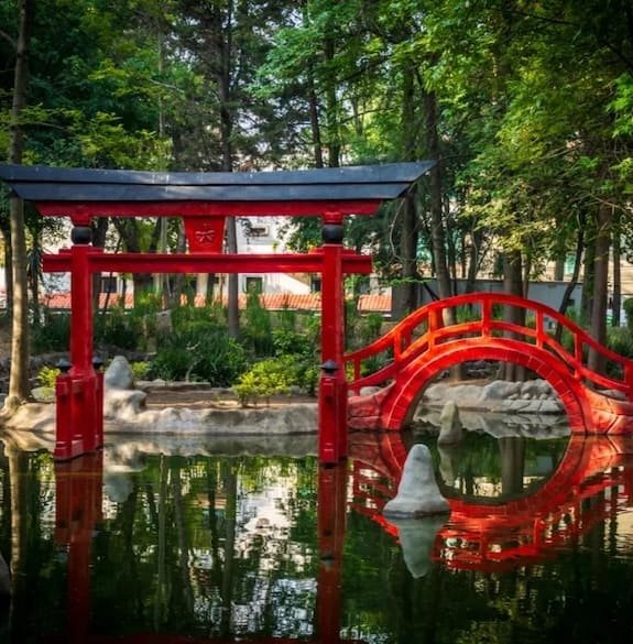Parque Masayoshi Ohira en la Ciudad de México con puente japonés, lago y jardines