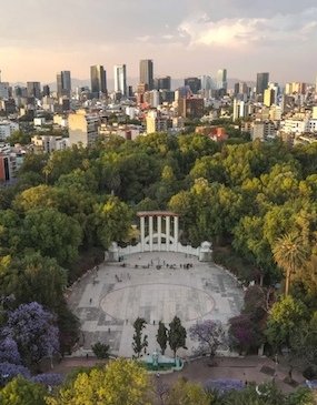 Parque México en la colonia Condesa de la Ciudad de México con senderos arbolados y áreas verdes para caminar
