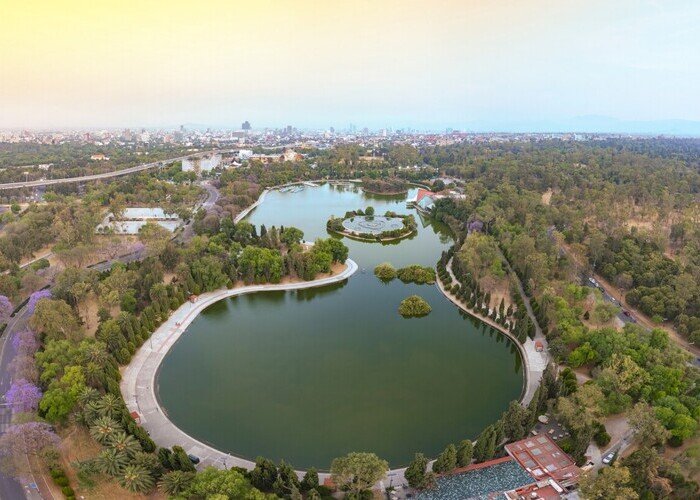 Vista aérea del Lago Mayor en el Bosque de Chapultepec, Ciudad de México.