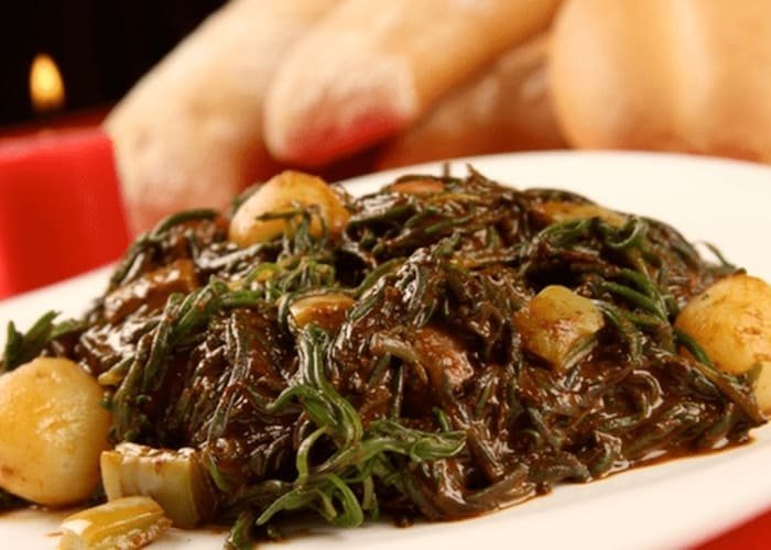 Romeritos con mole y papas, platillo tradicional mexicano que se prepara durante la Semana Santa.