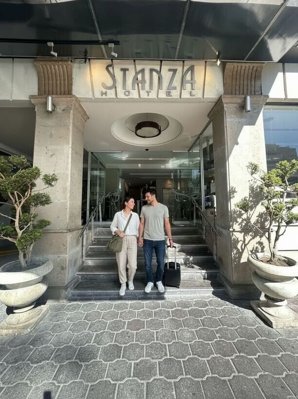 Entrada principal del Stanza Hotel en la colonia Roma Norte, Ciudad de México.