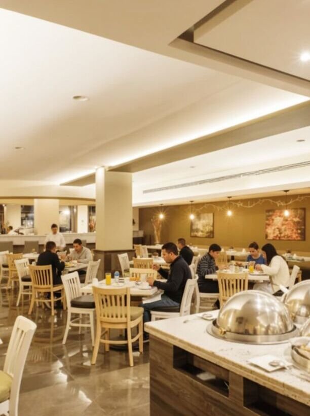Restaurante del Stanza Hotel en Roma Norte, Ciudad de México, con mesas para desayuno buffet.