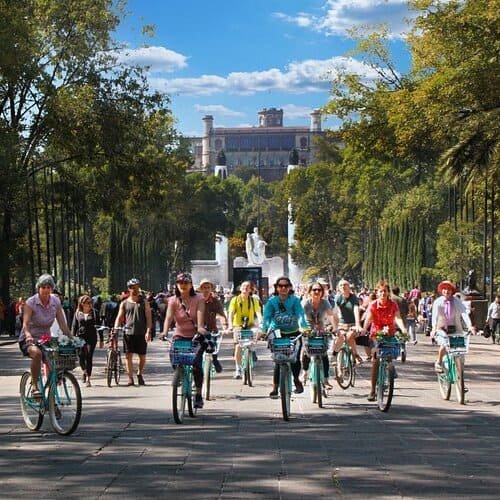Tour en bicicleta por Chapultepec y Paseo de la Reforma en Ciudad de México con vista al Castillo de Chapultepec