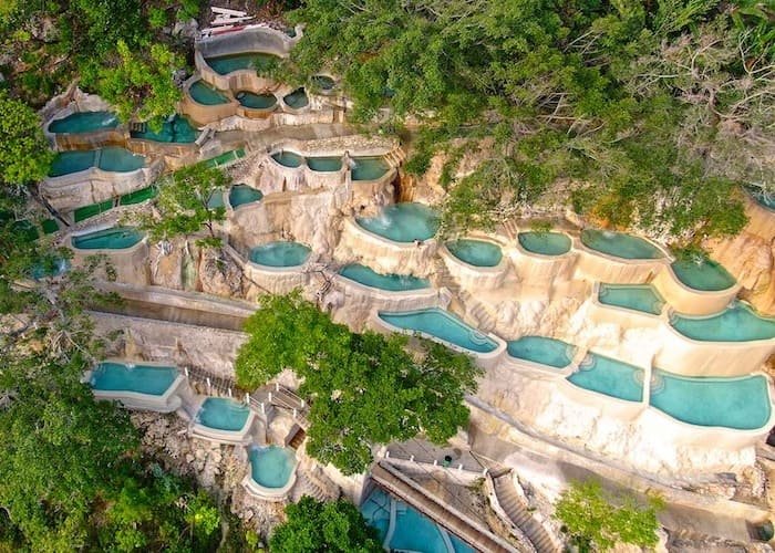 Pozas termales en las Grutas de Tolantongo en Hidalgo, un destino natural popular para excursiones desde Ciudad de México.