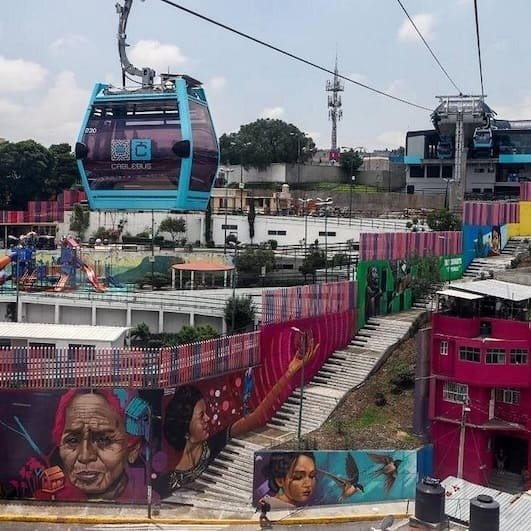Cablebús de la Ciudad de México con vistas aéreas de la ciudad durante recorrido en teleférico
