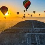 Globos aerostáticos sobre las pirámides de Teotihuacán al amanecer, una de las experiencias más populares cerca de Ciudad de México.