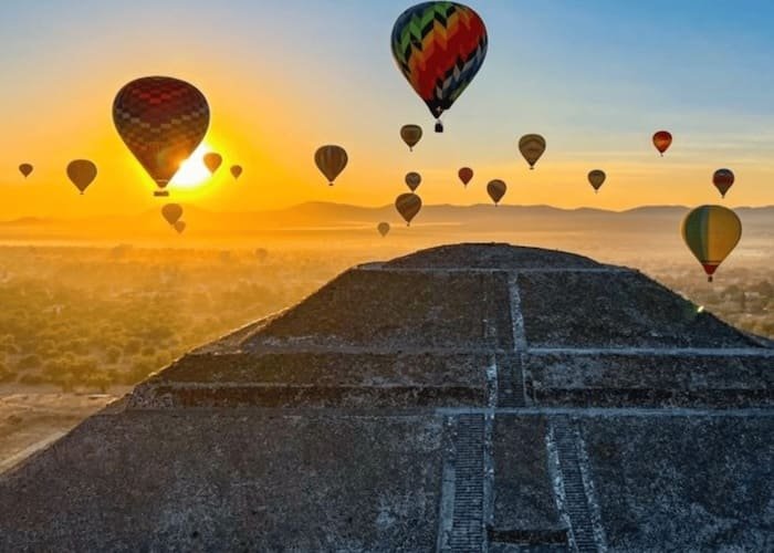 Globos aerostáticos sobre las pirámides de Teotihuacán al amanecer, una de las experiencias más populares cerca de Ciudad de México.
