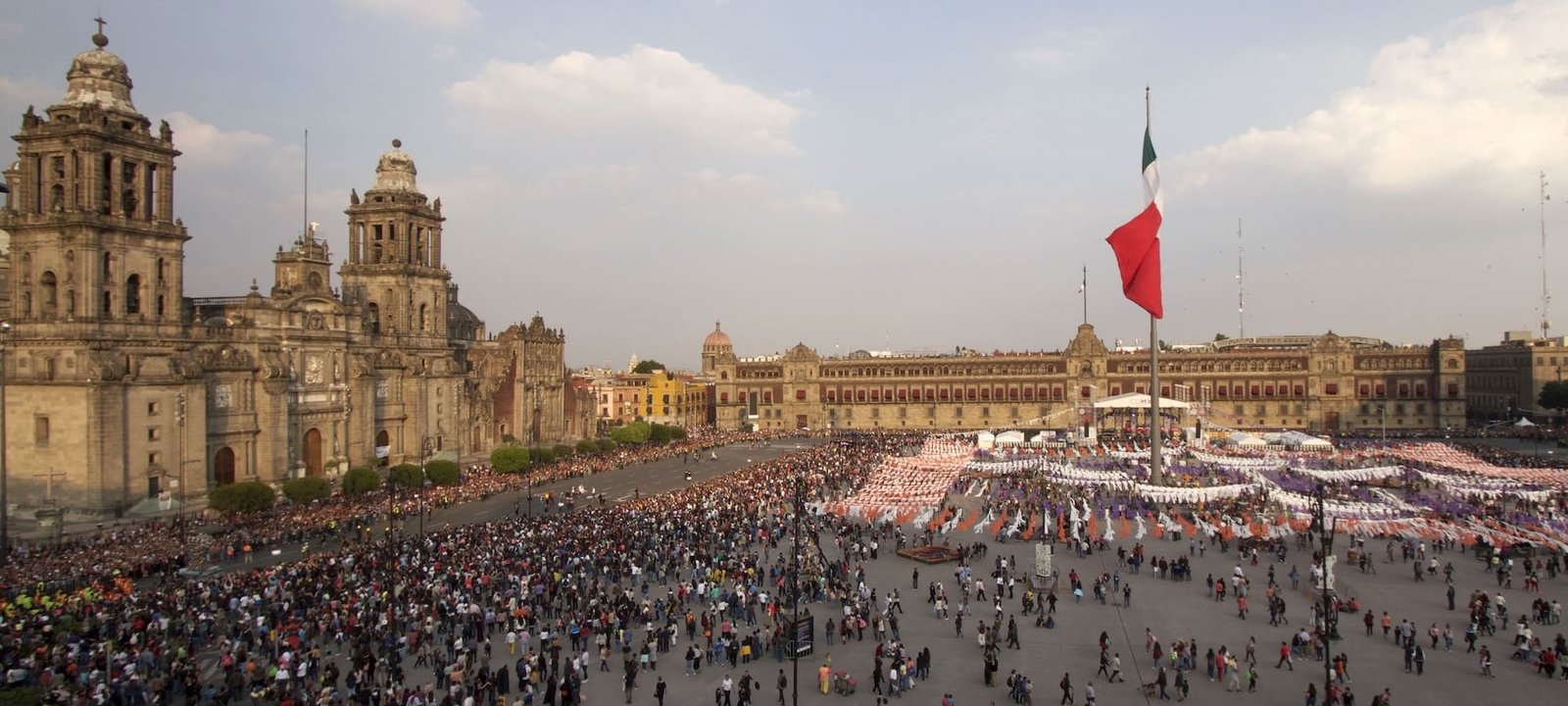 Vista panorámica del Zócalo de Ciudad de México con la Catedral Metropolitana y el Palacio Nacional