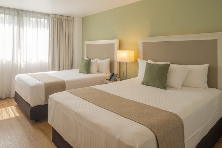 Habitación Doble de Stanza Hotel CDMX con dos camas matrimoniales y luz natural