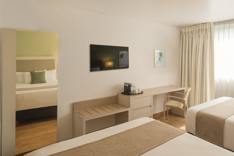 Escritorio, televisión y cafetera en Habitación Doble de Stanza Hotel CDMX