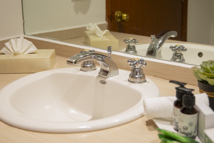 Lavabo y amenidades del baño de Habitación Doble en Stanza Hotel CDMX