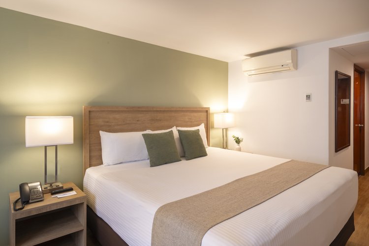 Cama king size y aire acondicionado en Habitación King de Stanza Hotel CDMX