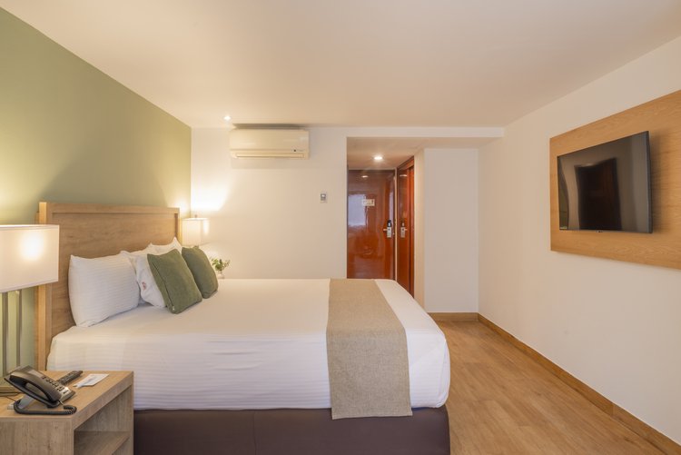 Habitación King de Stanza Hotel CDMX con televisión y aire acondicionado