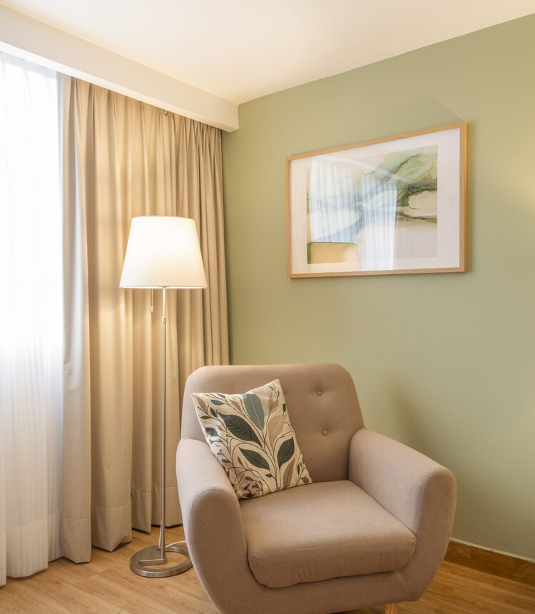 Sillón y lámpara junto a la ventana en Habitación King de Stanza Hotel CDMX