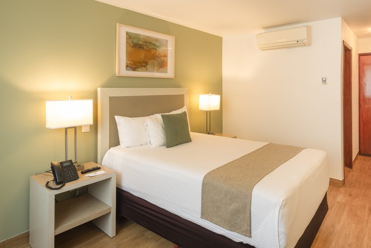 Cama matrimonial y aire acondicionado en Habitación Sencilla de Stanza Hotel CDMX