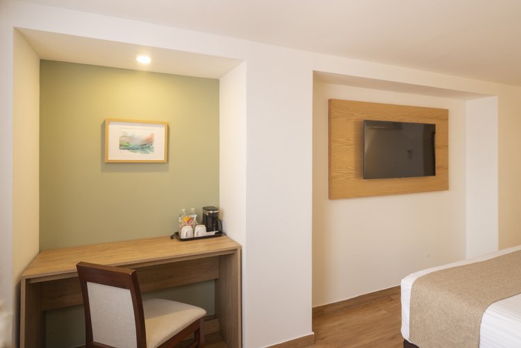 Escritorio, cafetera y televisión en Habitación Sencilla de Stanza Hotel CDMX