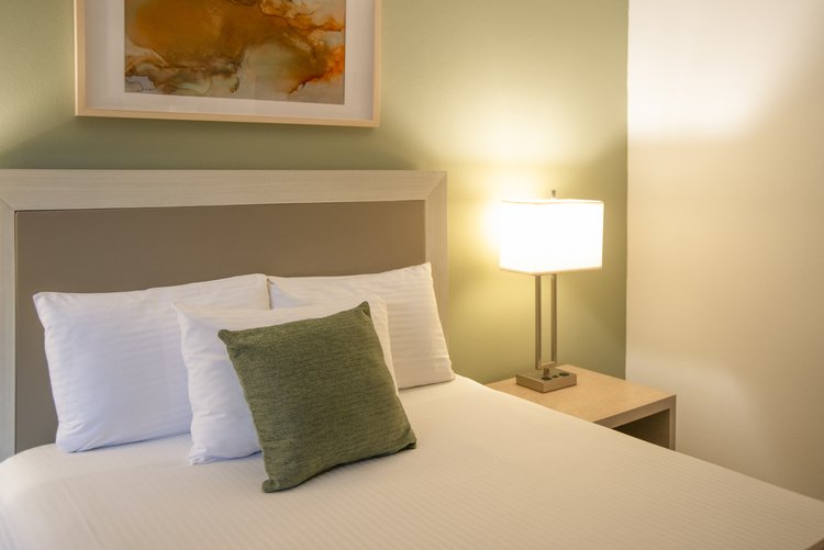 Detalle de cama y almohadas en Habitación Sencilla de Stanza Hotel CDMX