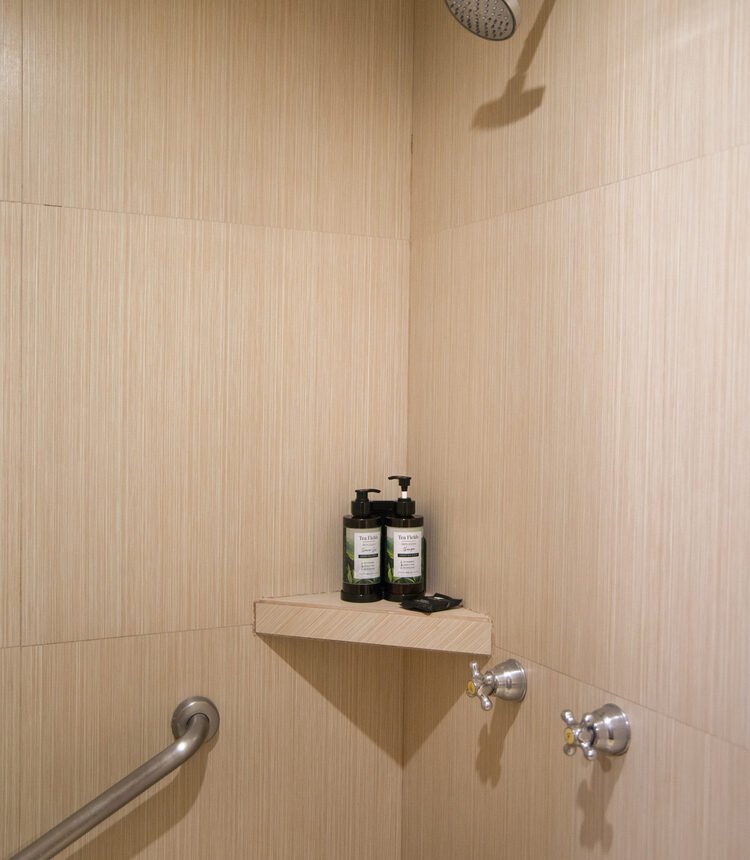 Regadera con amenidades en baño de Habitación Sencilla de Stanza Hotel CDMX