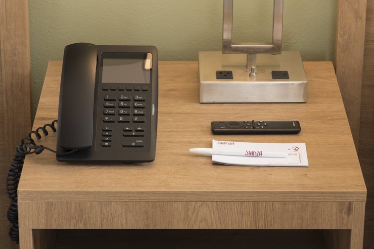 Teléfono y controles en mesa lateral de Suite Doble de Stanza Hotel CDMX