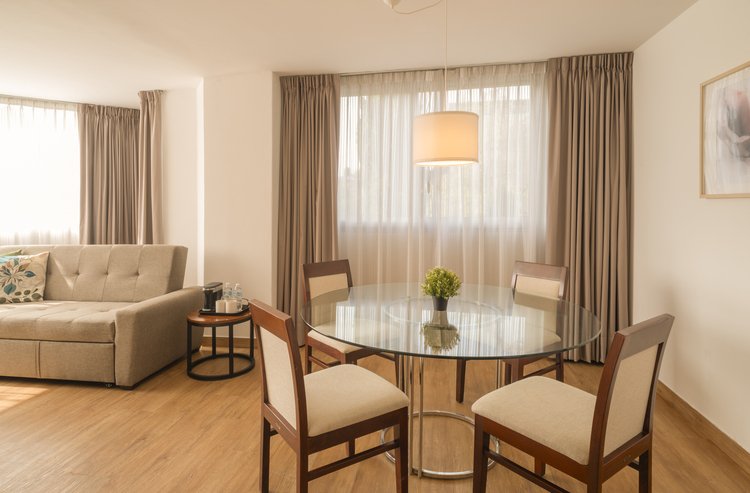 Sala y comedor de Suite Doble en Stanza Hotel CDMX